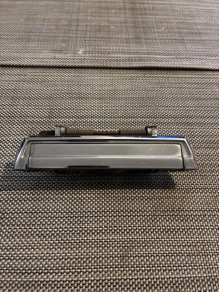 Poignée de porte PEUGEOT 104 504 604 LesAnciennes.com