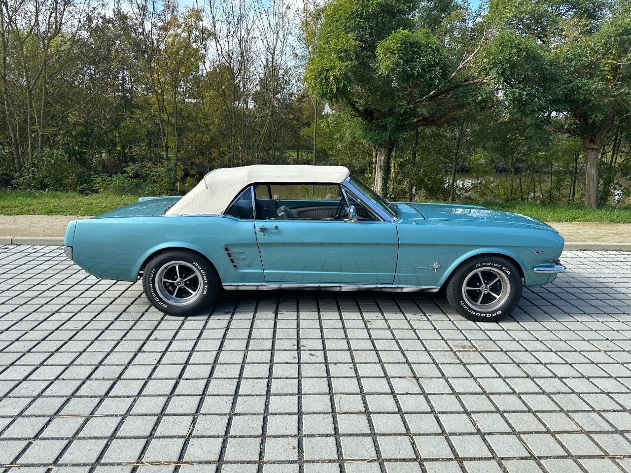 FORD Mustang Cab 66 - 1966 LesAnciennes.com