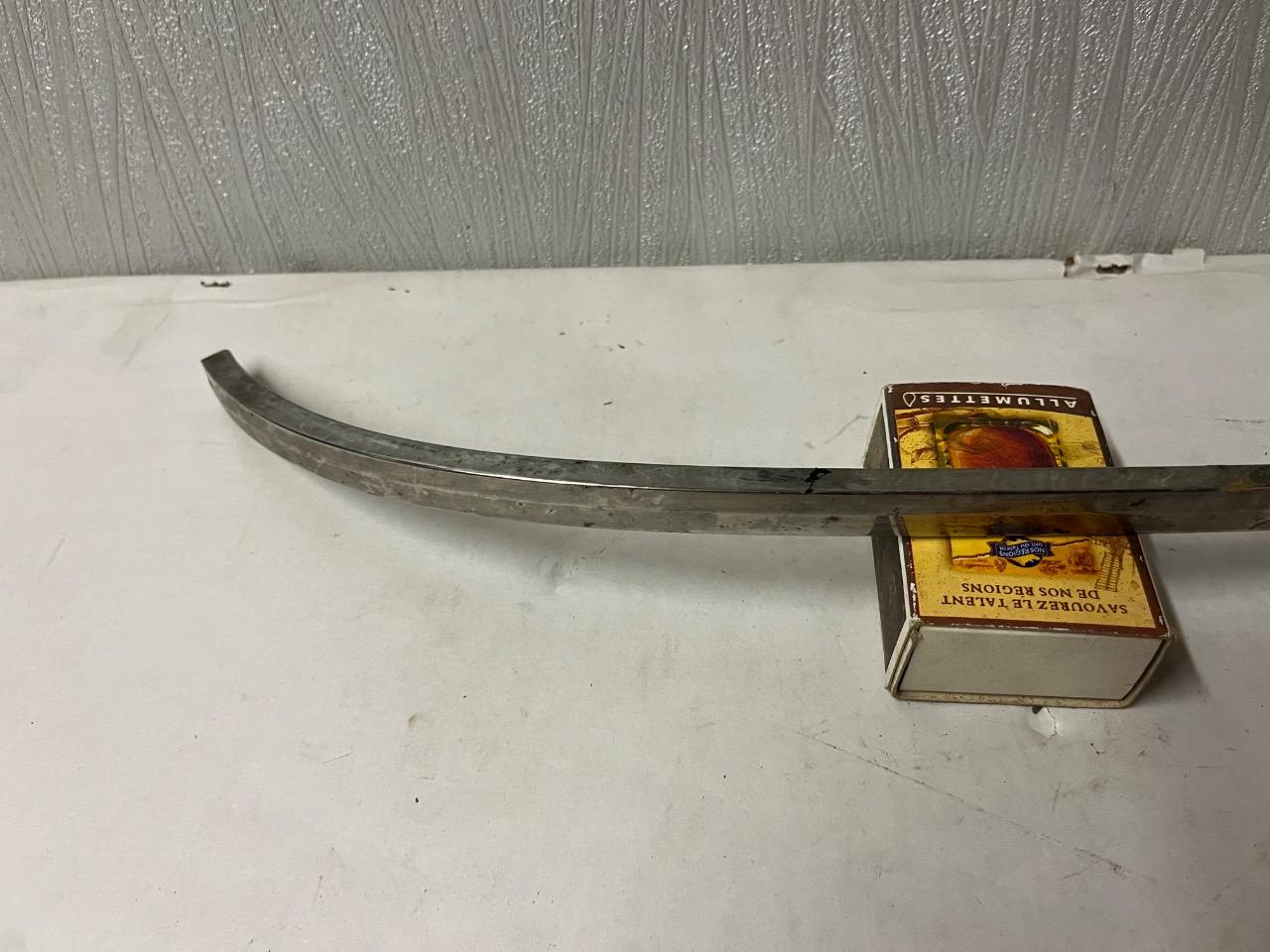 Jonc de vitrine gauche pour CITROEN SM. LesAnciennes.com