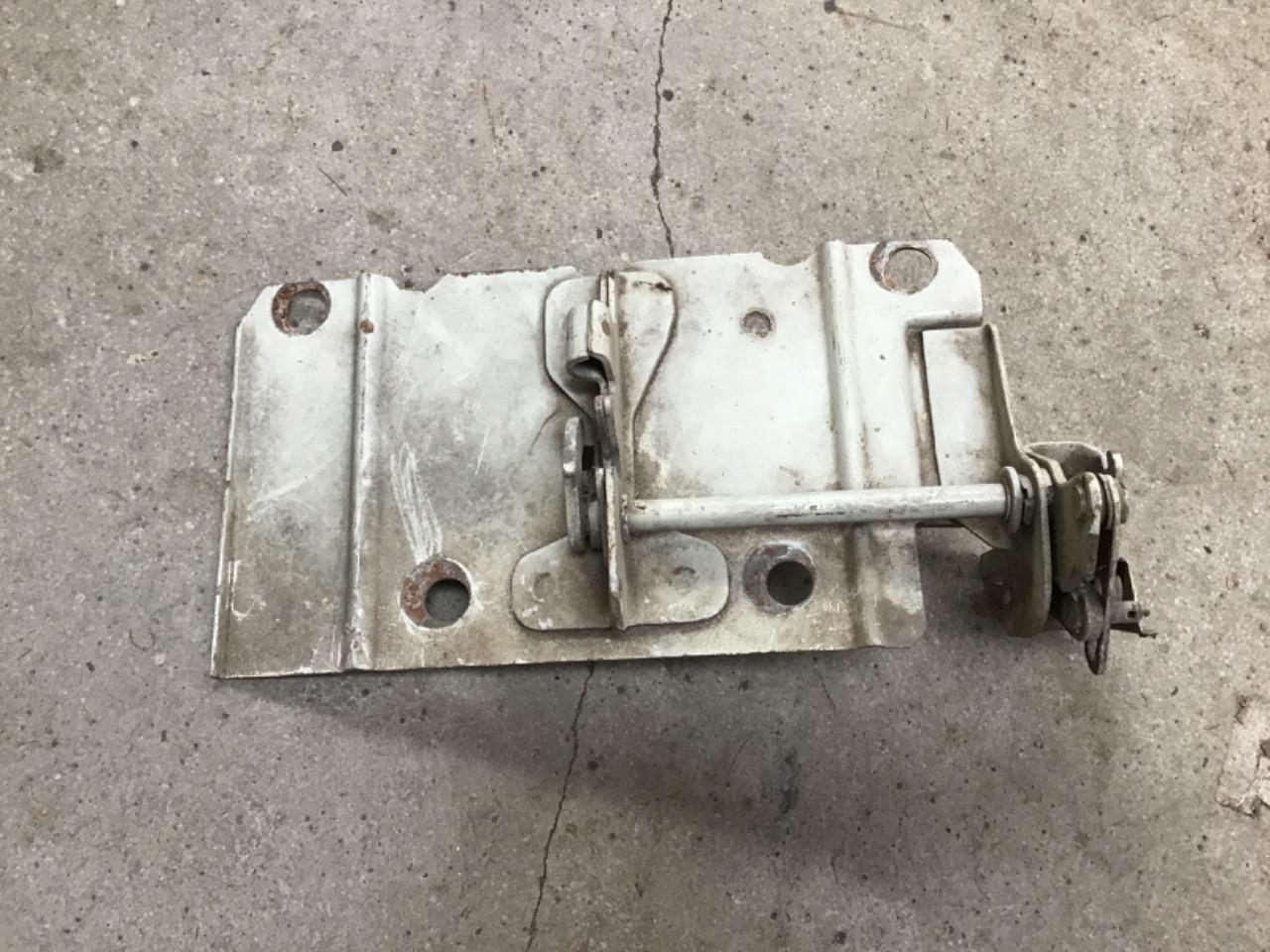 FERMETURE DE CAPOT RENAULT 8 (R8) LesAnciennes.com