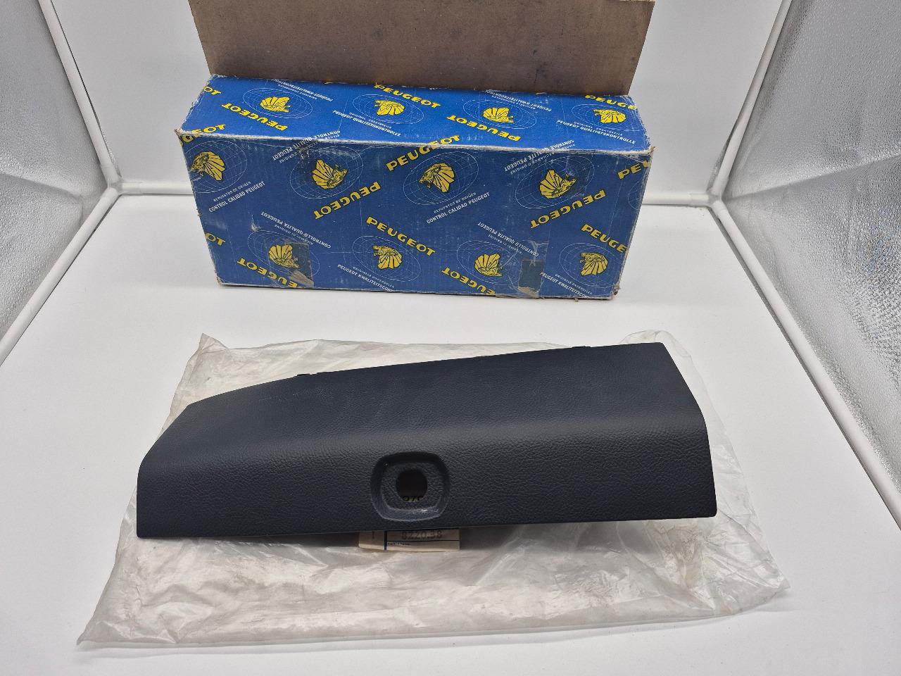Couvercle Boite à Gant PEUGEOT 305 LesAnciennes.com