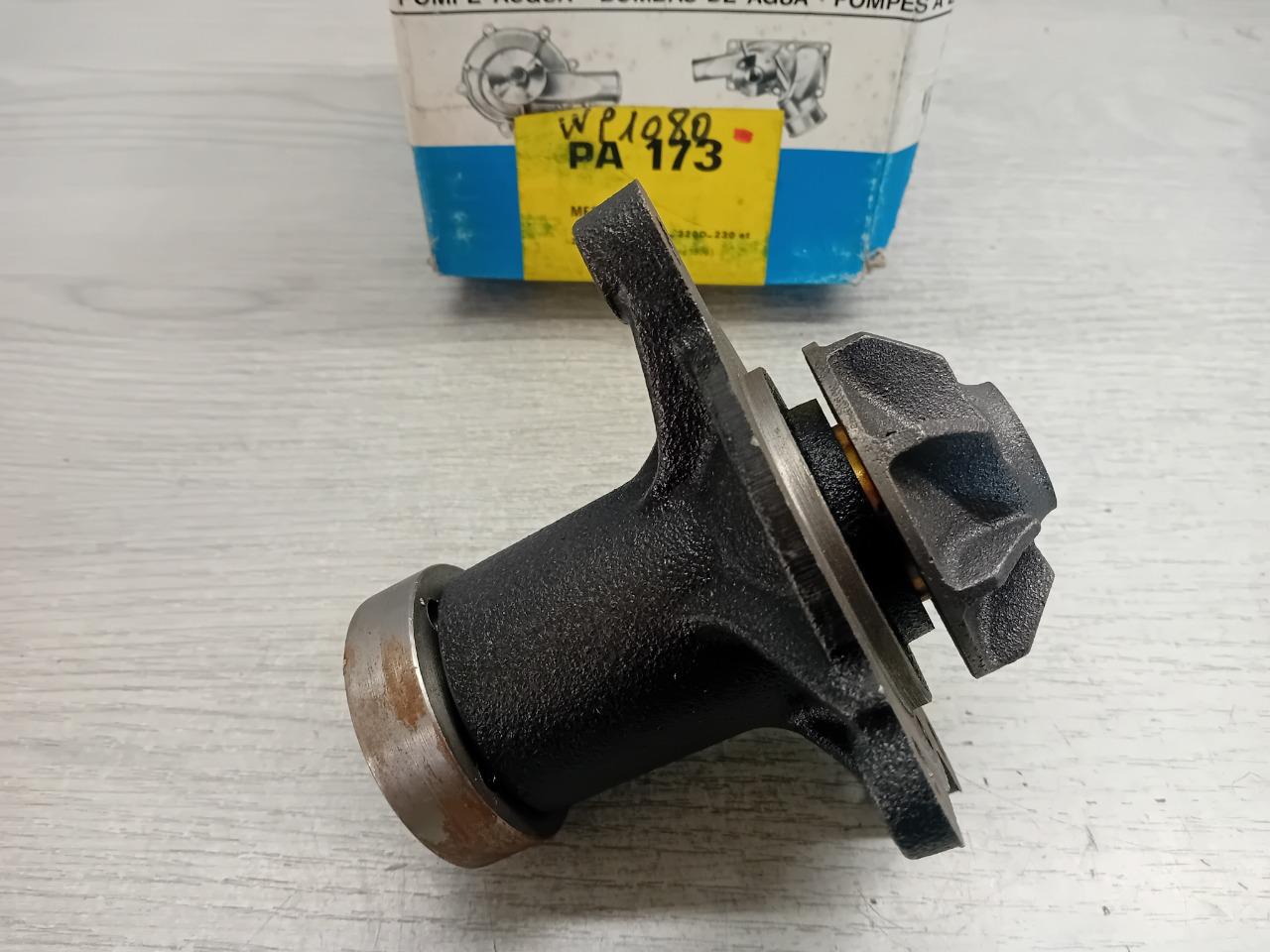 PA173 POMPE A EAU MERCEDES 200 200D 220 220D 240 LesAnciennes.com