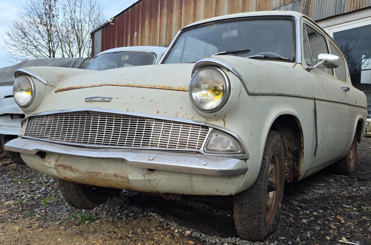 FORD Anglia Deluxe - 1961 LesAnciennes.com