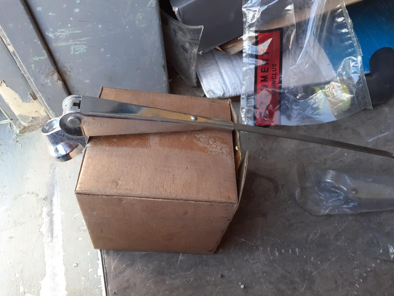 Bras essuie glace RENAULT 12 (R12) LesAnciennes.com