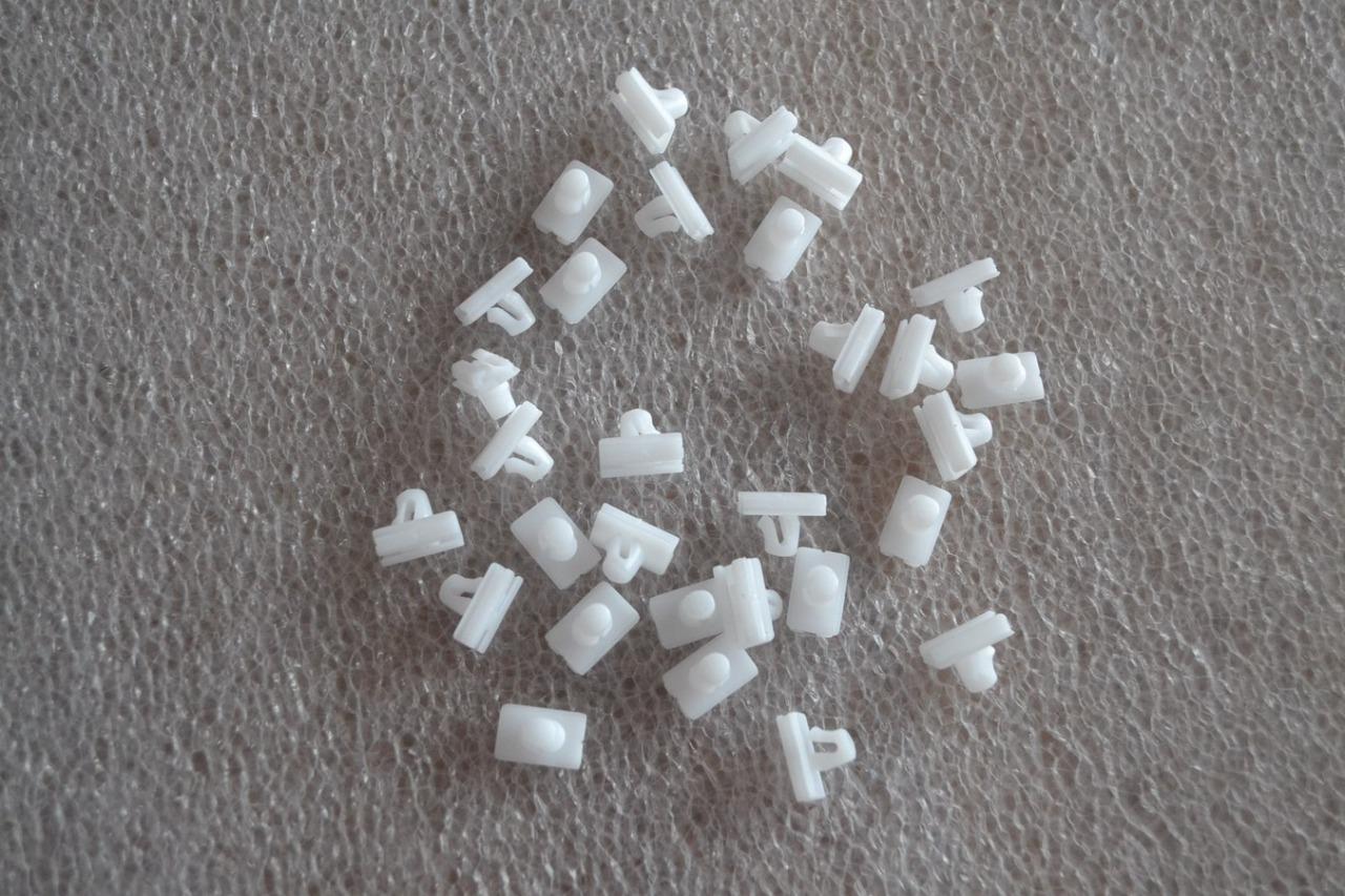 Lot 30 agrafes baguettes PEUGEOT 404, neuf LesAnciennes.com