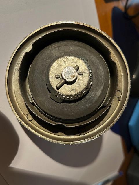 Bouchon PEUGEOT 404 LesAnciennes.com