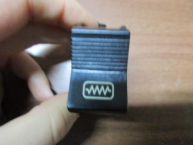 Interrupteur dégivrage lunette Lamborghini Miura LesAnciennes.com