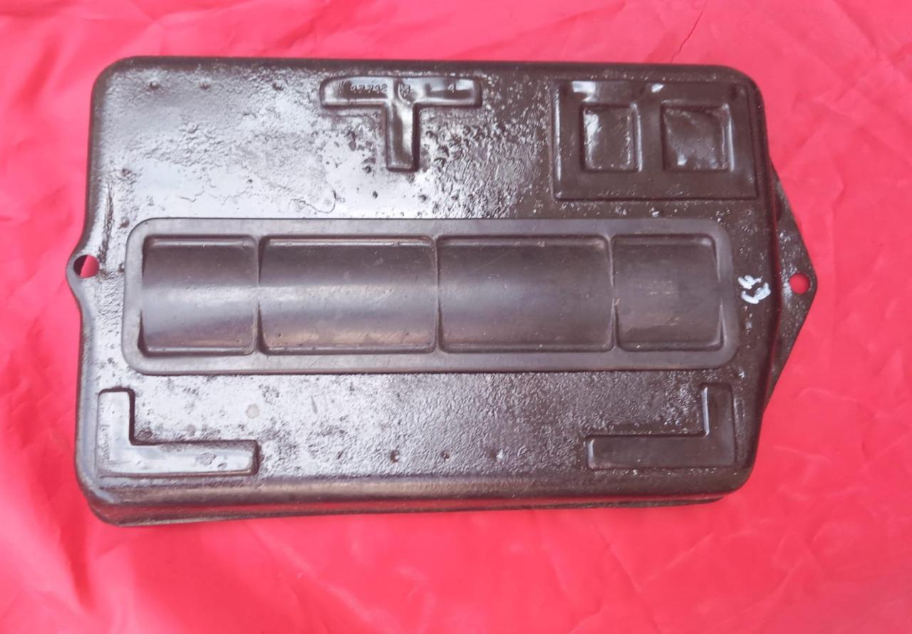 FIAT 600 couvercle de batterie LesAnciennes.com