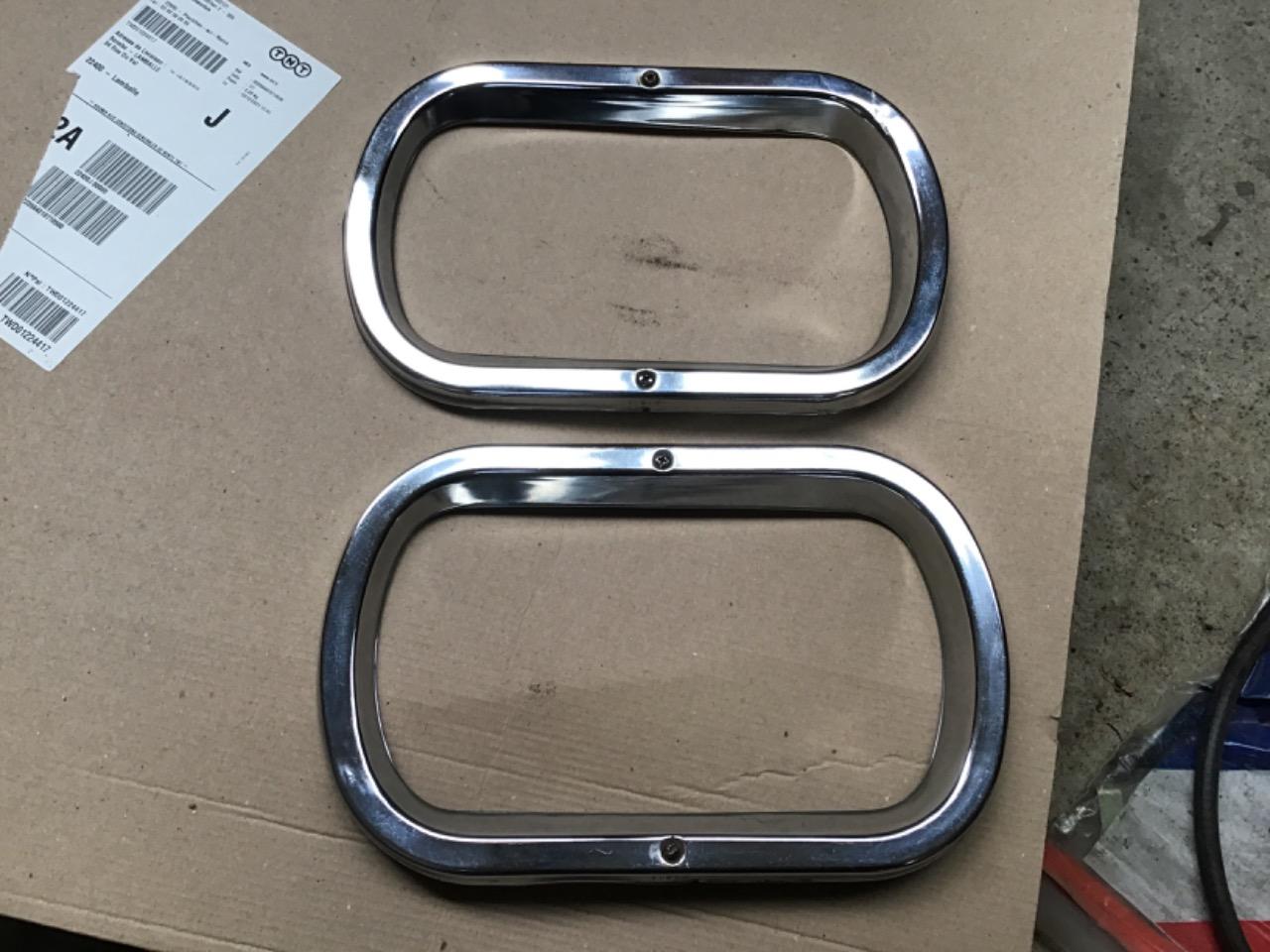 ENJOLIVEURS DE PHARE RENAULT 10 (R10) LesAnciennes.com