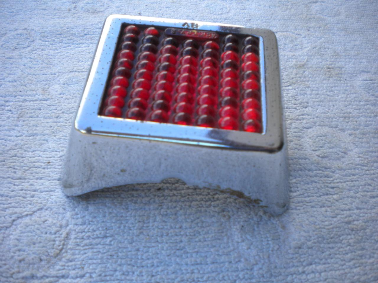 Pièces UN CATADIOPTRE automobile ancienne LesAnciennes.com