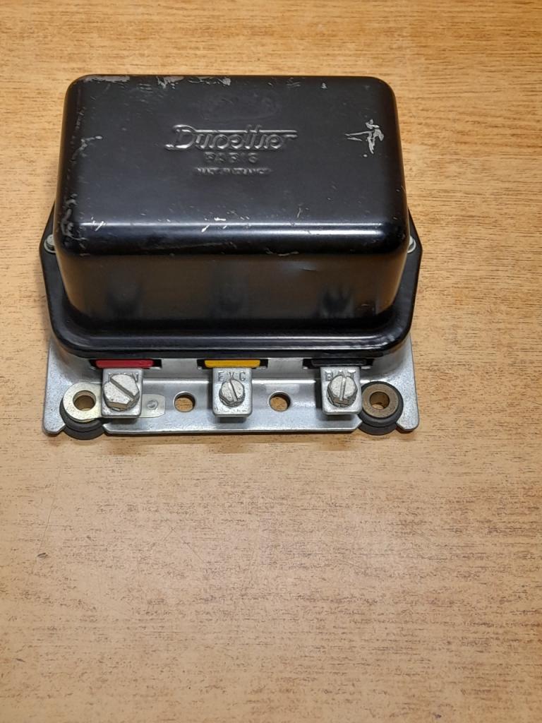 Régulateur de Dynamo RENAULT 8 (R8) LesAnciennes.com