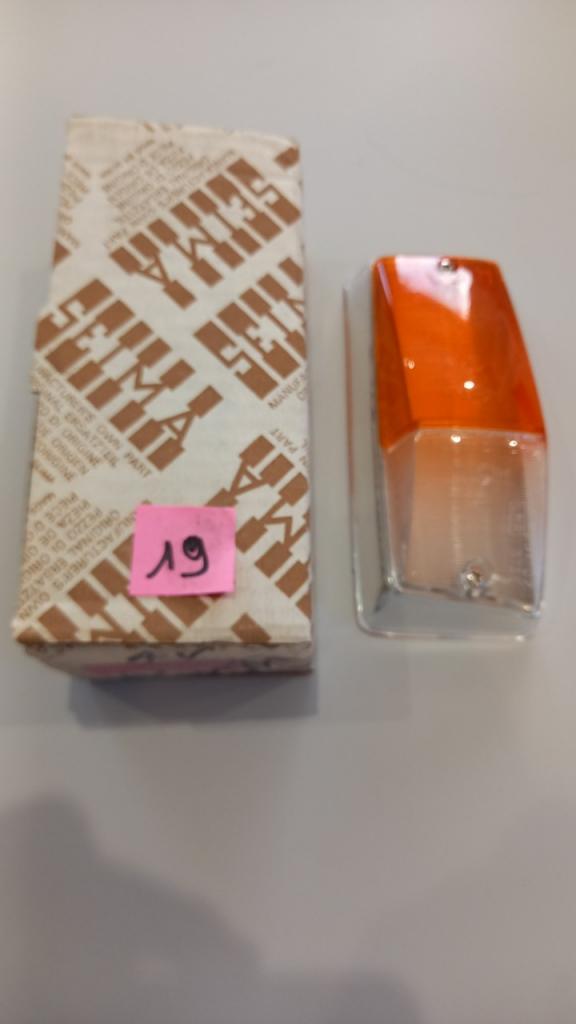 FEU AVANT GAUCHE BICOLORE R16 R16TS LesAnciennes.com