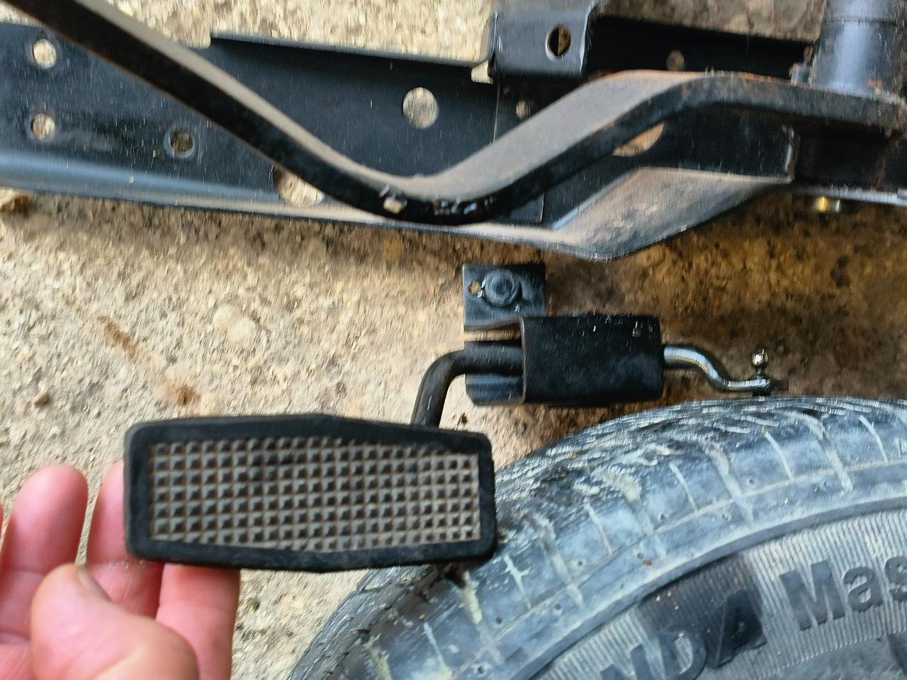 Pédalier FORD Transit MK2 LesAnciennes.com