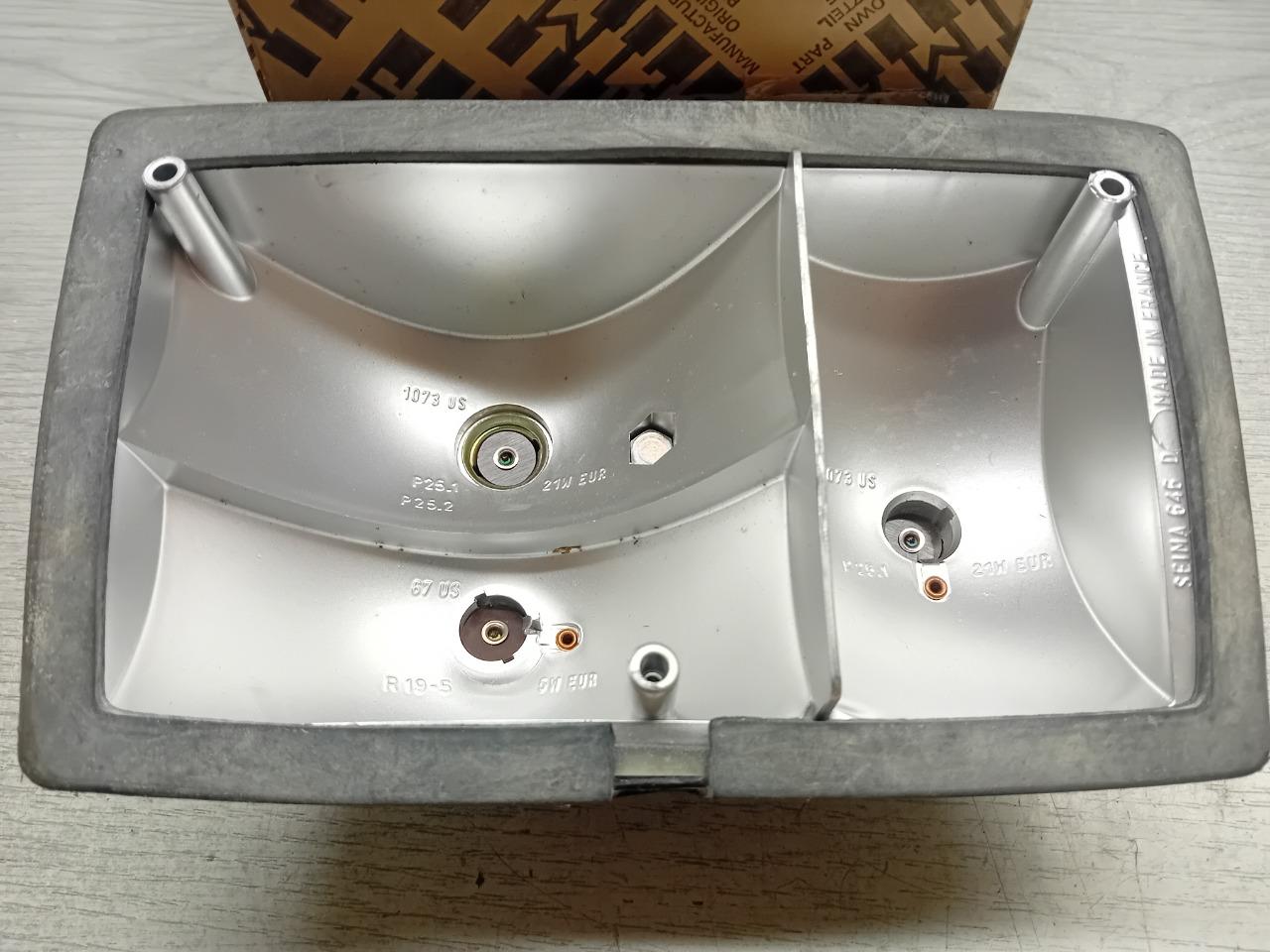 20452801 PLATINE FEU ARRIERE DROIT PEUGEOT 104 LesAnciennes.com
