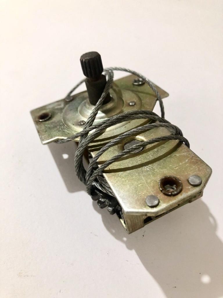 Enrouleur de fenêtre FIAT 600 LesAnciennes.com