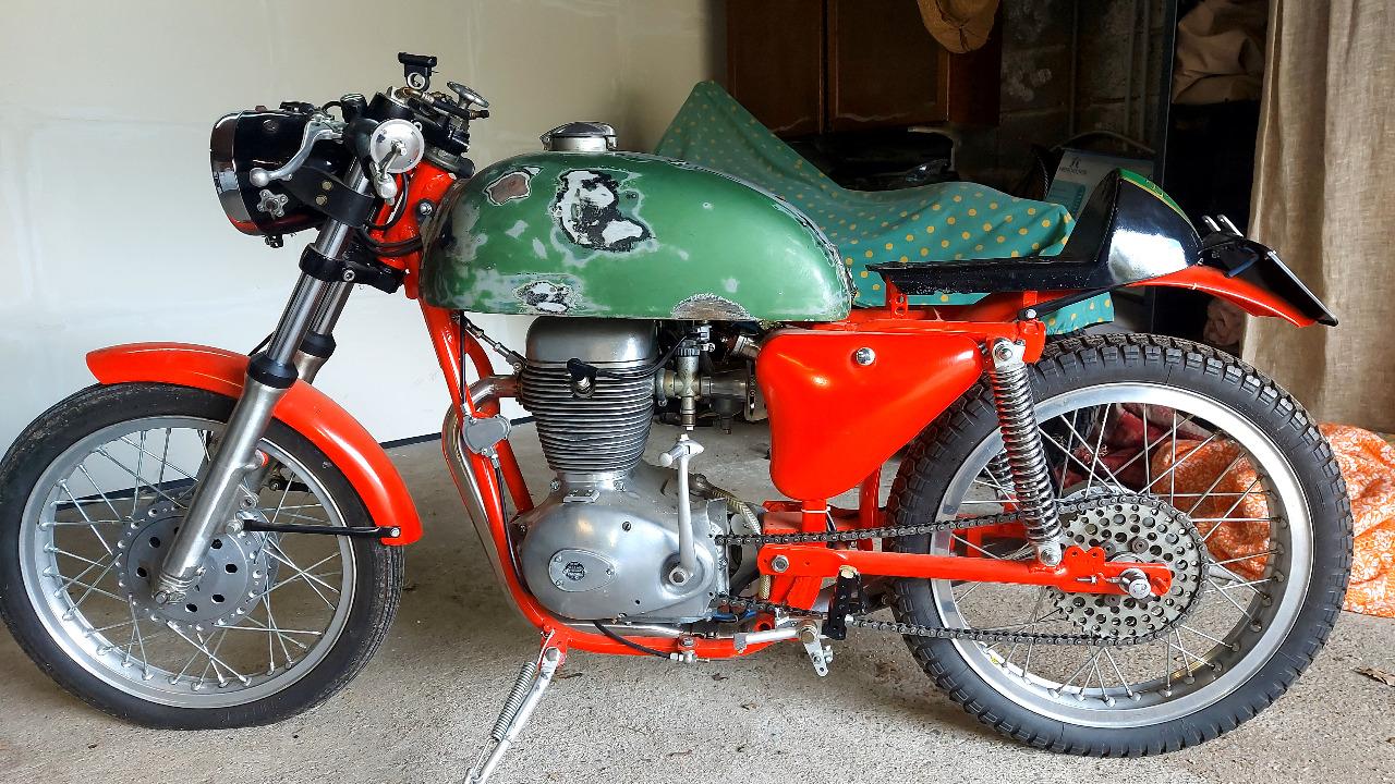 MOTOBECANE 175 cc montage - 1960 LesAnciennes.com