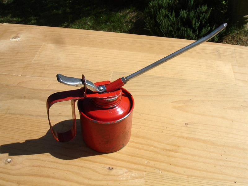 Burette d'huile ancienne vintage rouge garage LesAnciennes.com