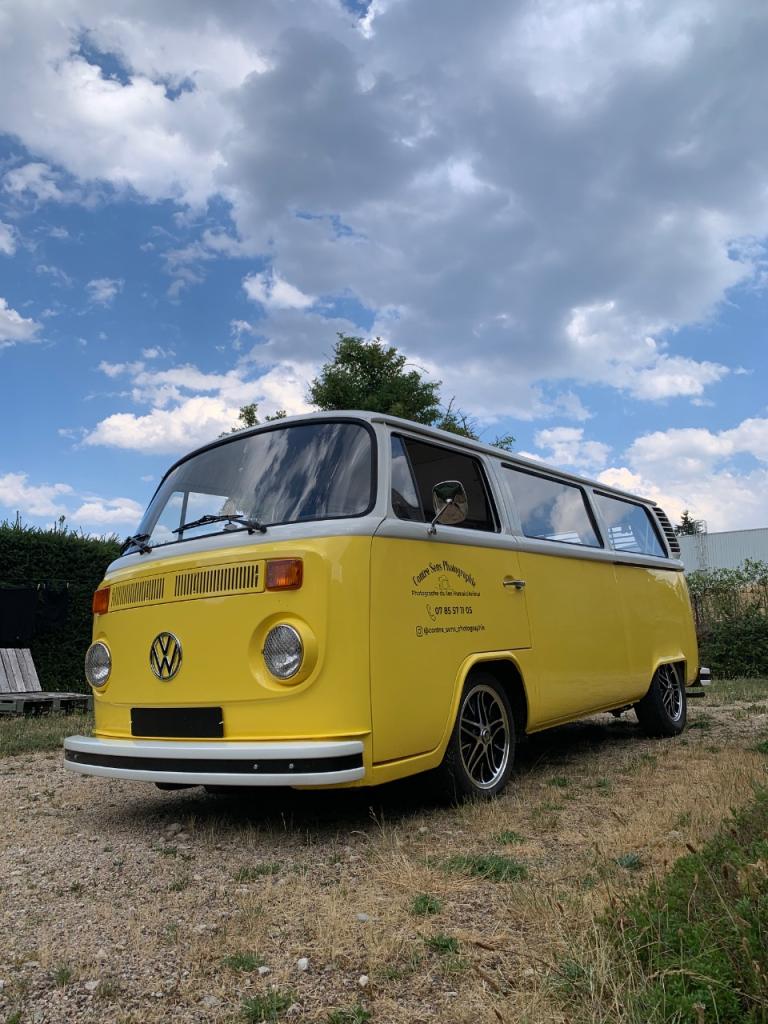 VOLKSWAGEN Combi Bay window - 1973 LesAnciennes.com