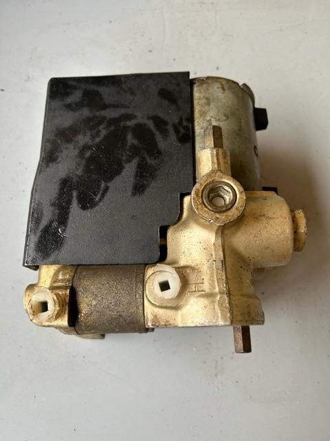 Unité ABS hydraulique pour Ferrari 412 LesAnciennes.com