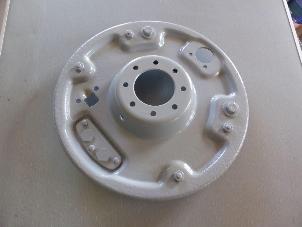 Plateau (flasque) de frein droit (418.253). LesAnciennes.com