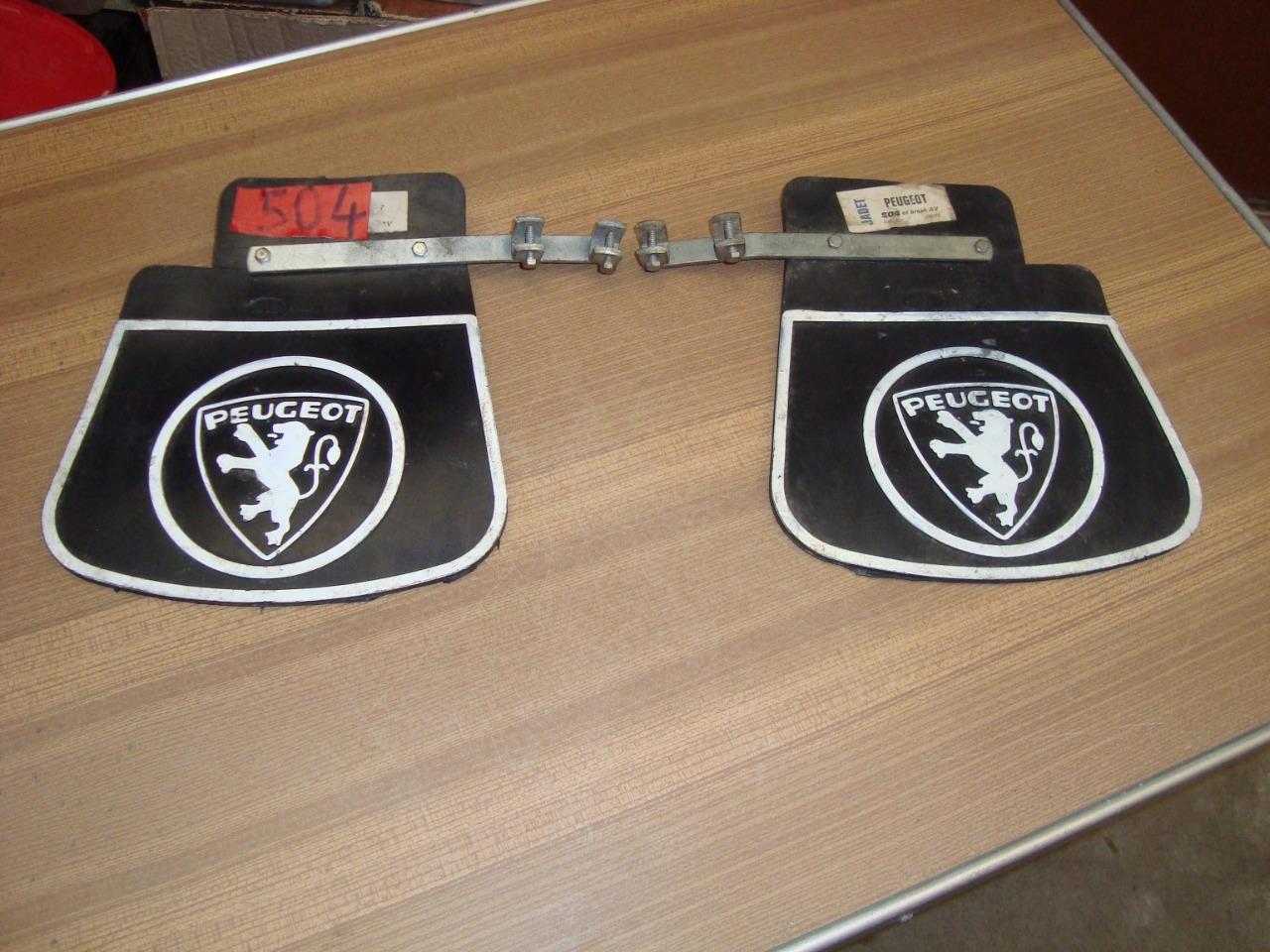 UN JEU DE BAVETTES AVANT PEUGEOT 504 LesAnciennes.com