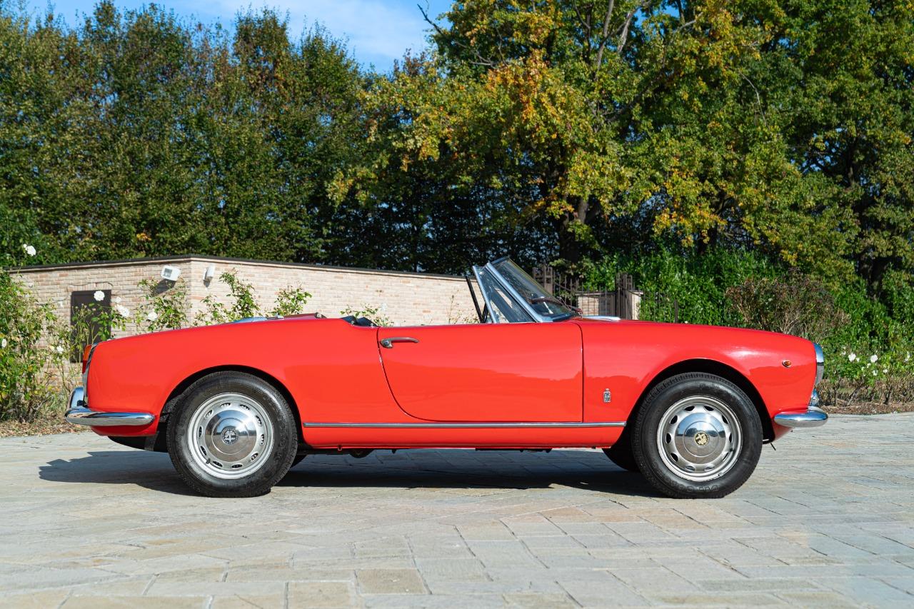 ALFA ROMEO Giulia SPIDER - 1964 LesAnciennes.com