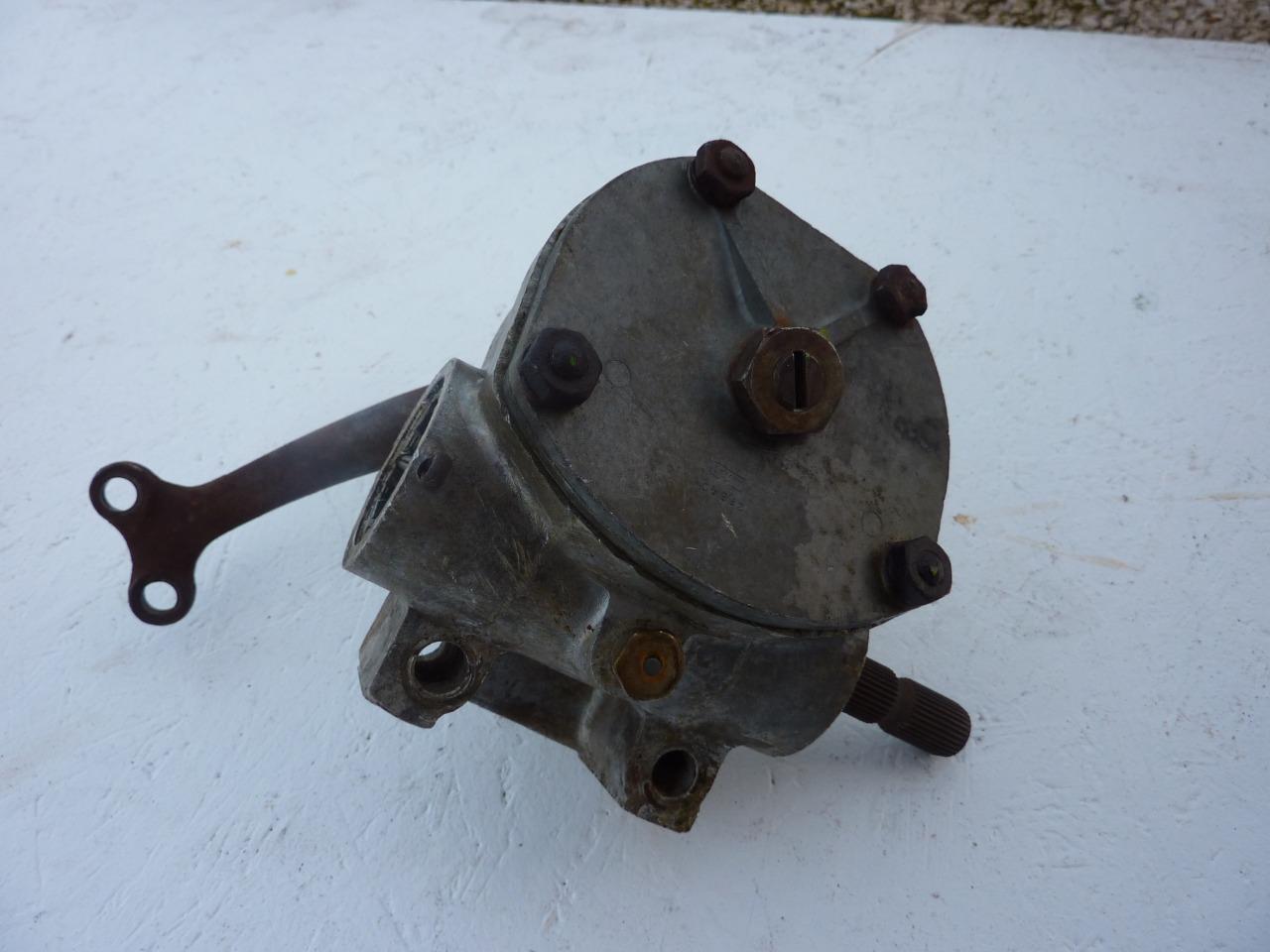 Boitier direction SIMCA 8 LesAnciennes.com