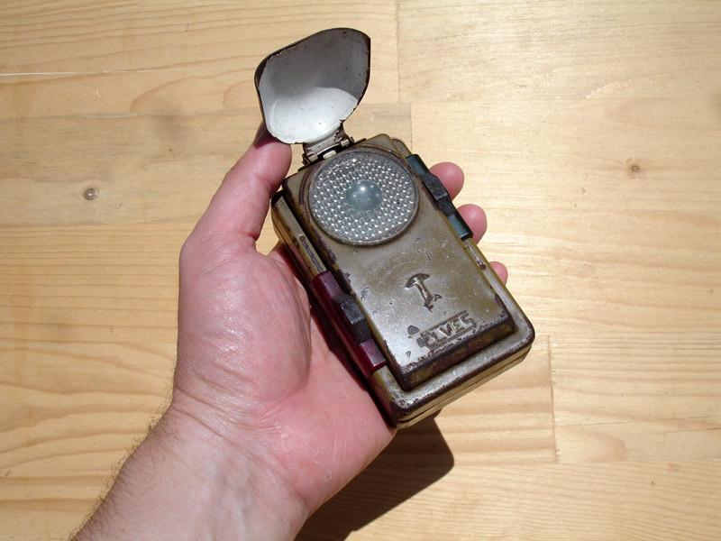 Lampe de poche Elves armée visiere lecture cartes LesAnciennes.com