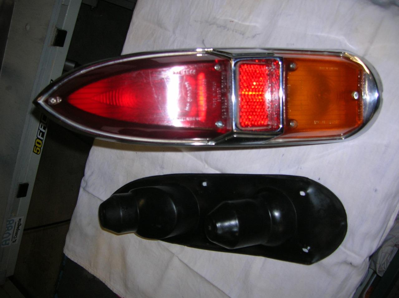 Feux AR PEUGEOT 404 Cabriolet ou coupé LesAnciennes.com