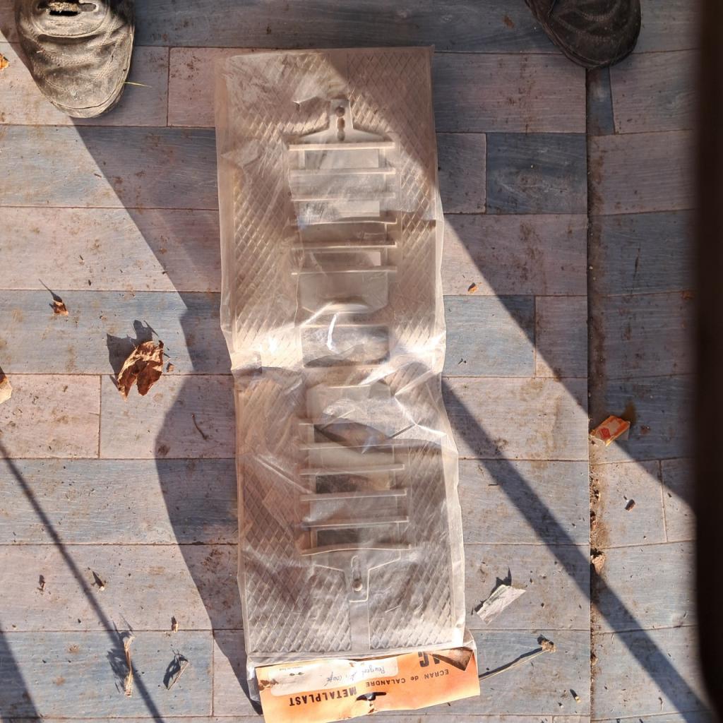 Couvre calandre hiver PEUGEOT 104 coupé neuf LesAnciennes.com