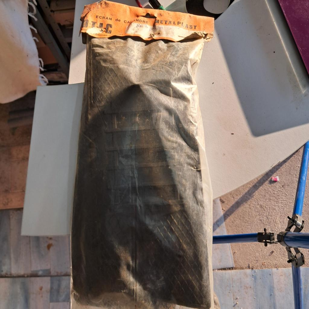 Couvre calandre hiver RENAULT 6 (R6) neuf LesAnciennes.com