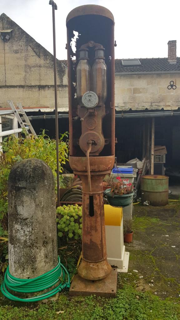 Pompe à essence à globes LesAnciennes.com