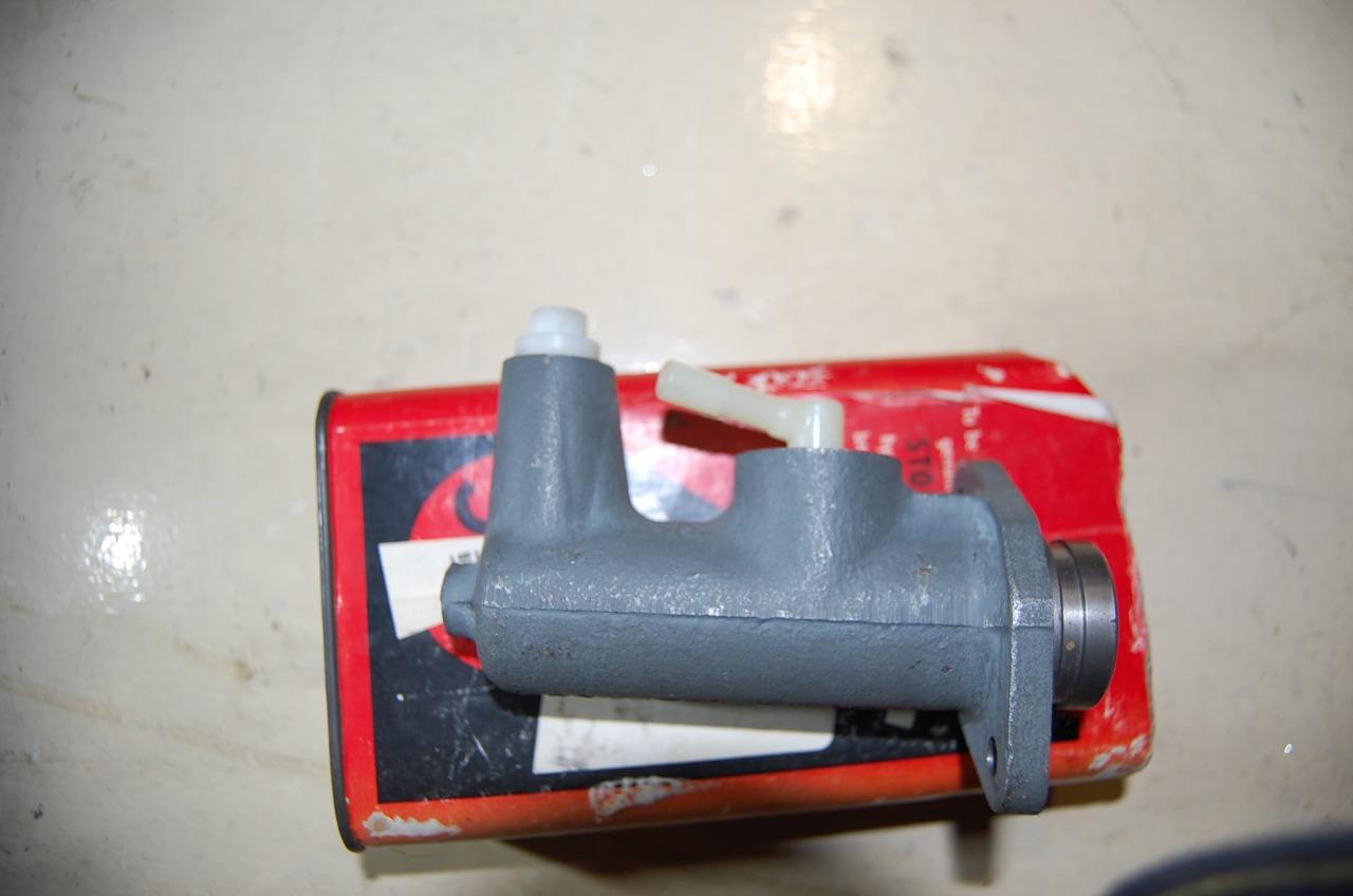 Emetteur SIMCA 1301S ET1501S emetteur embrayage LesAnciennes.com