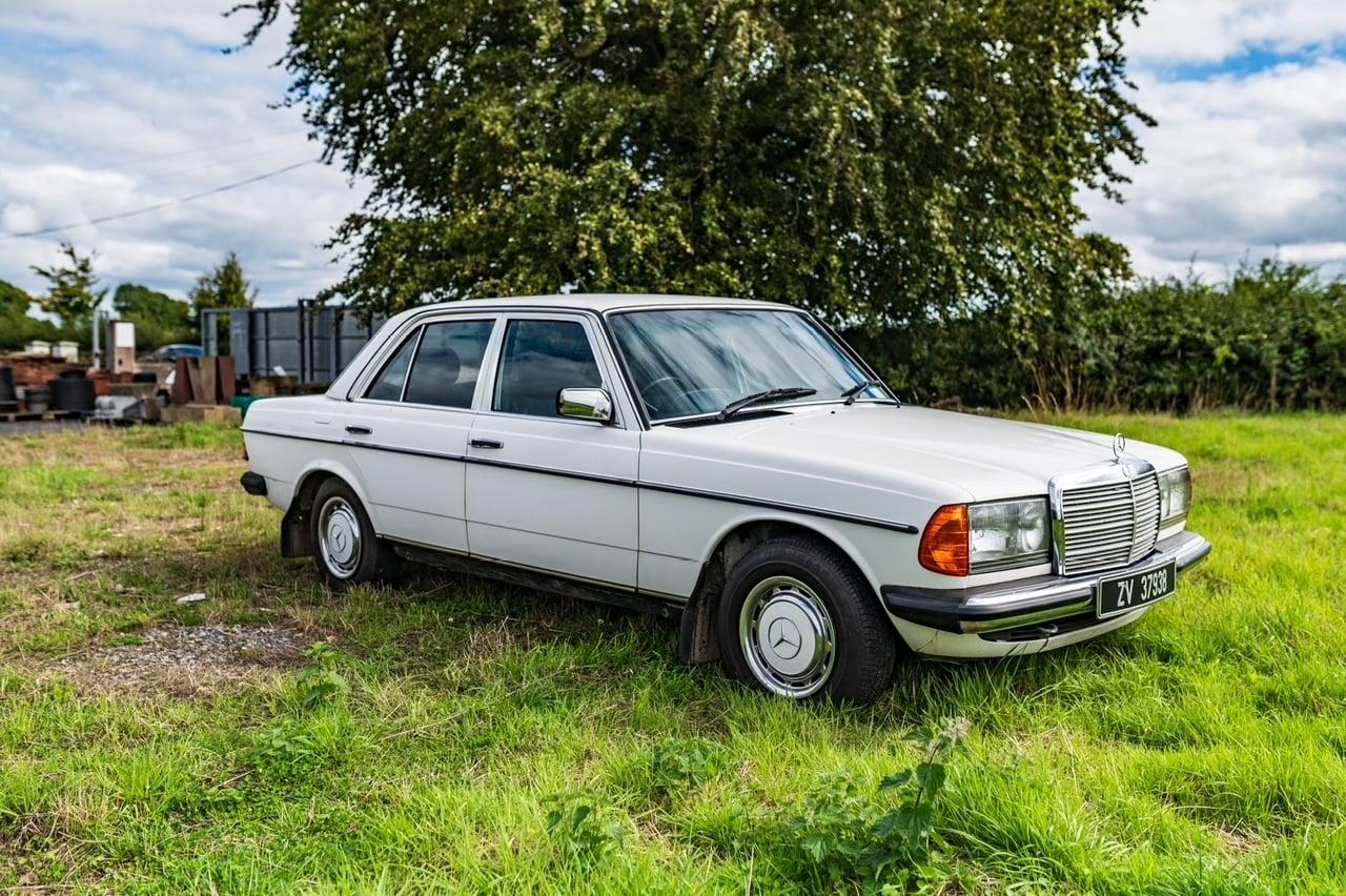 1984 Mercedes-Benz 300D W123 LesAnciennes.com