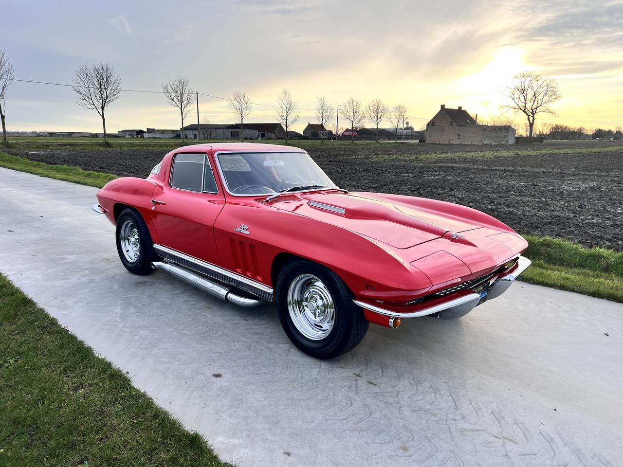 1966 Chevrolet Corvette C2 427CI ‘Big Block’ V8 wi LesAnciennes.com
