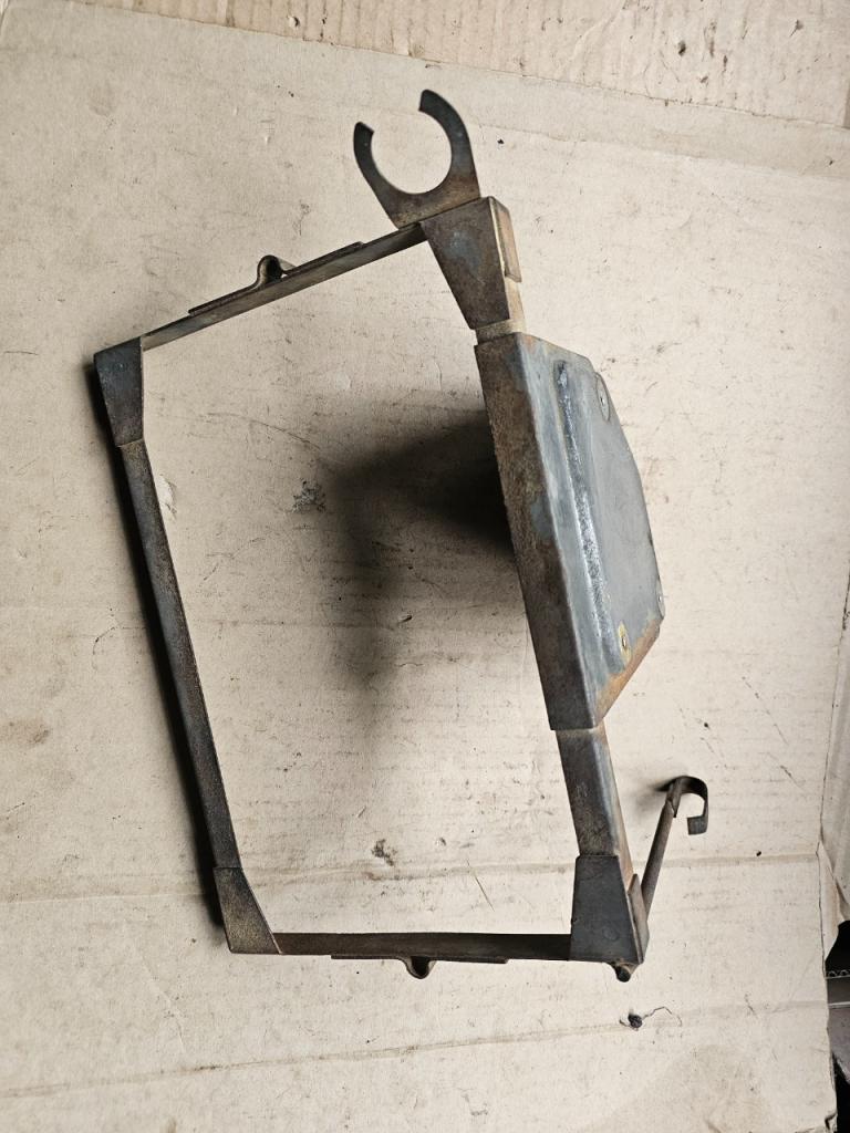 Cadre de batterie CITROEN DS LesAnciennes.com