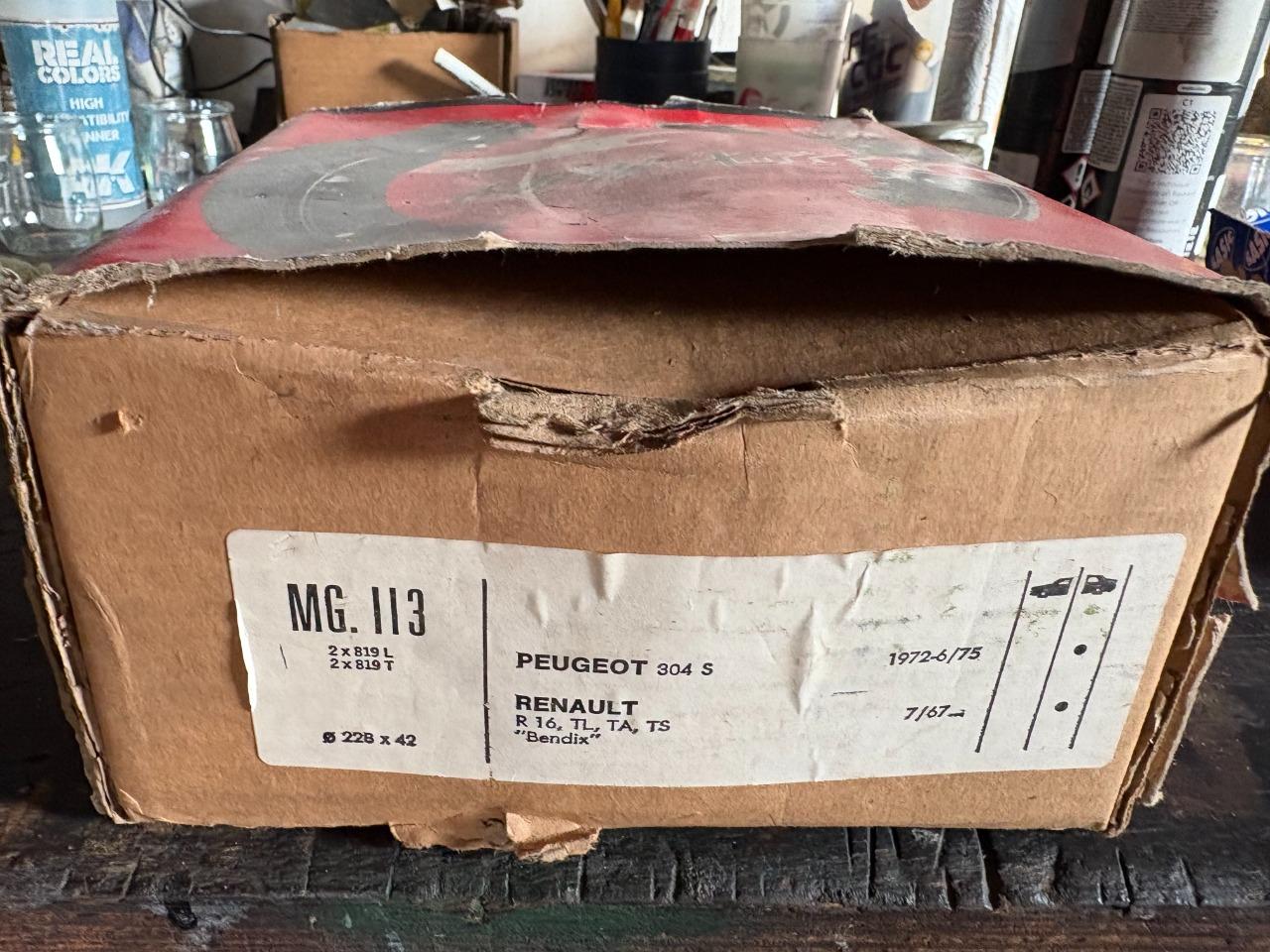 Jeu de machoire arrière pour Peugeot 304 S ou R16 LesAnciennes.com