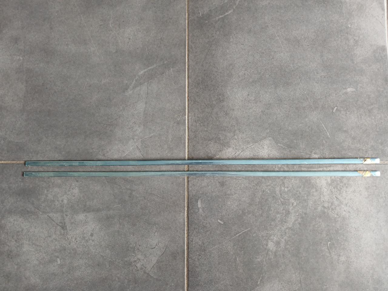 Baguette de porte arrière PEUGEOT 204 304 break LesAnciennes.com