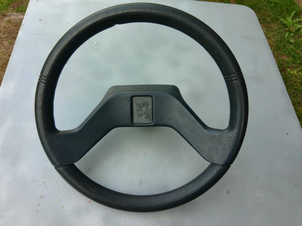 PEUGEOT 205: volant LesAnciennes.com