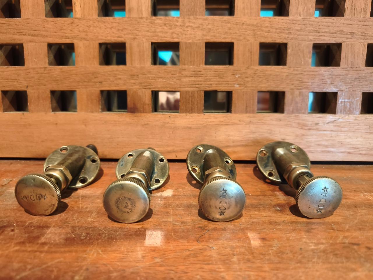ATTACHES-CAPOTS ODA LesAnciennes.com