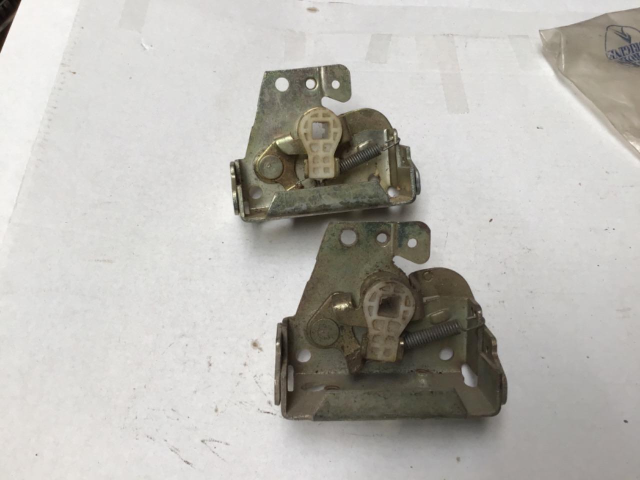 SERRURE AVANT GAUCHE NEUVE CITROEN 2CV LesAnciennes.com