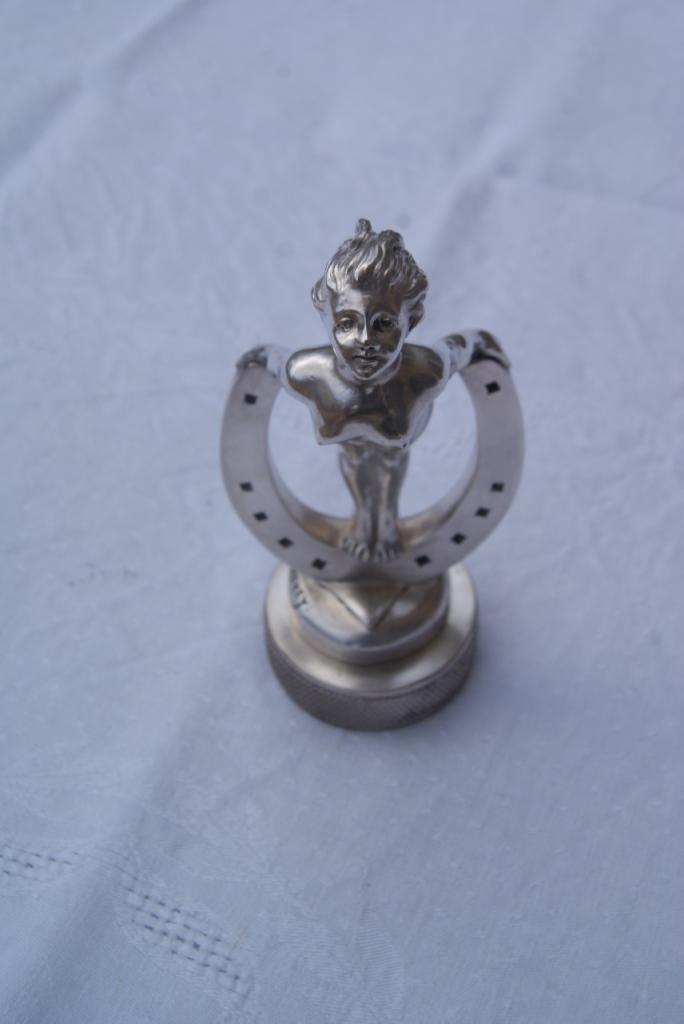 Mascotte Femme porte bonheur. LesAnciennes.com