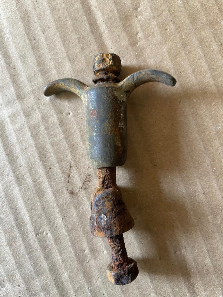 Attache de capot Avant Guerre. LesAnciennes.com