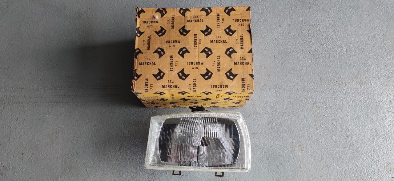 Phare gauche MARCHAL H4 PEUGEOT 304 LesAnciennes.com