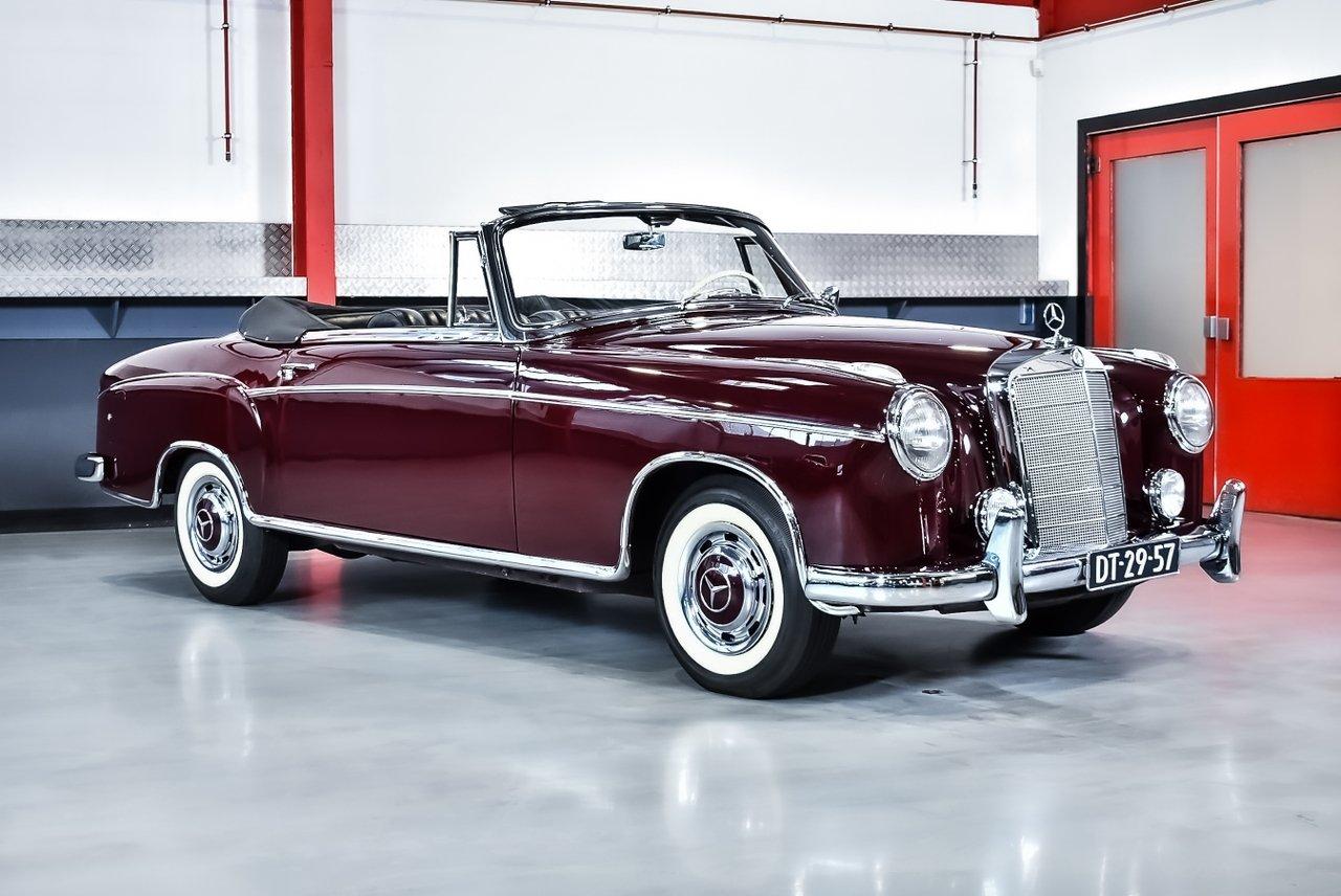1960 Mercedes-Benz 220SE 'Ponton' Convertible 2,2L LesAnciennes.com