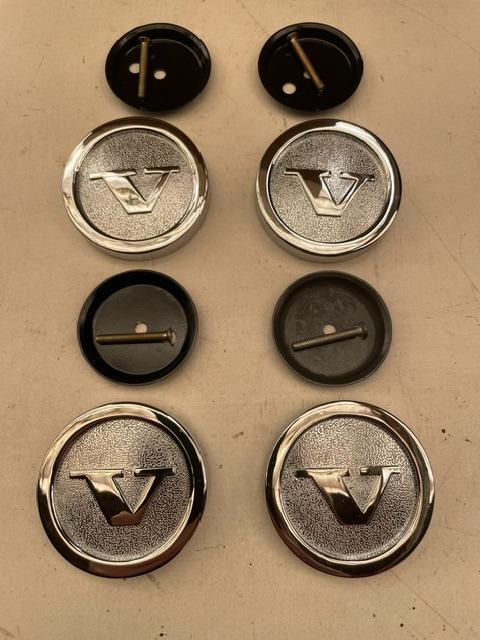 4 centres jante neuf volvo P1800E LesAnciennes.com