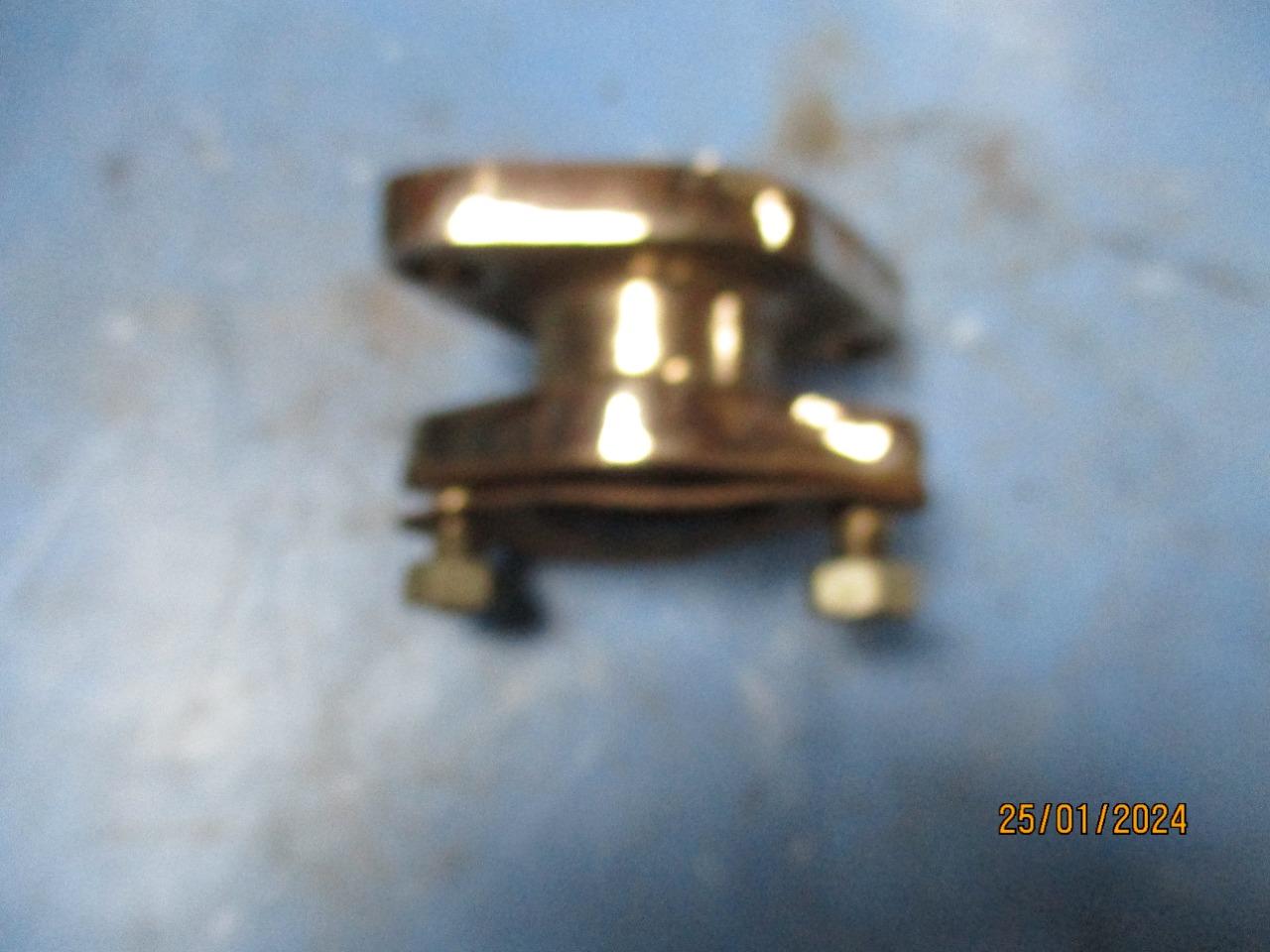 Bride de carburateur Décalé LesAnciennes.com