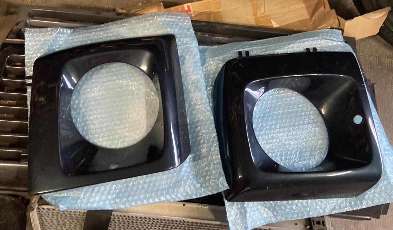 Entourages de phares MERCEDES 280 G LesAnciennes.com