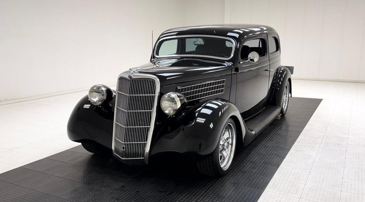 1935 Ford 48 Deluxe Tudor Sedan LesAnciennes.com
