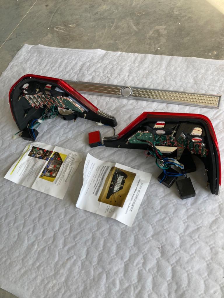 2 phares avant neufs LesAnciennes.com